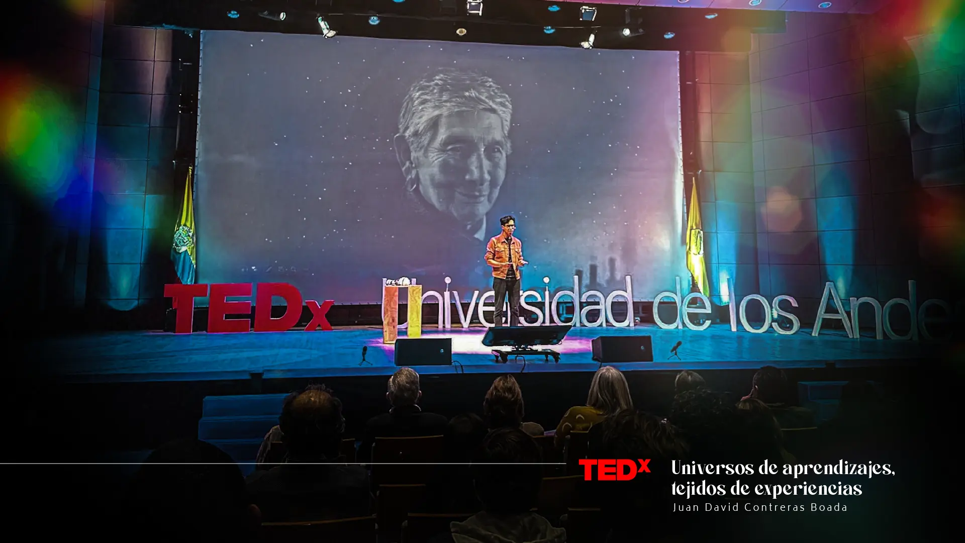 Escenario de la charla TEDx sobre universos de aprendizaje y tejidos de experiencias